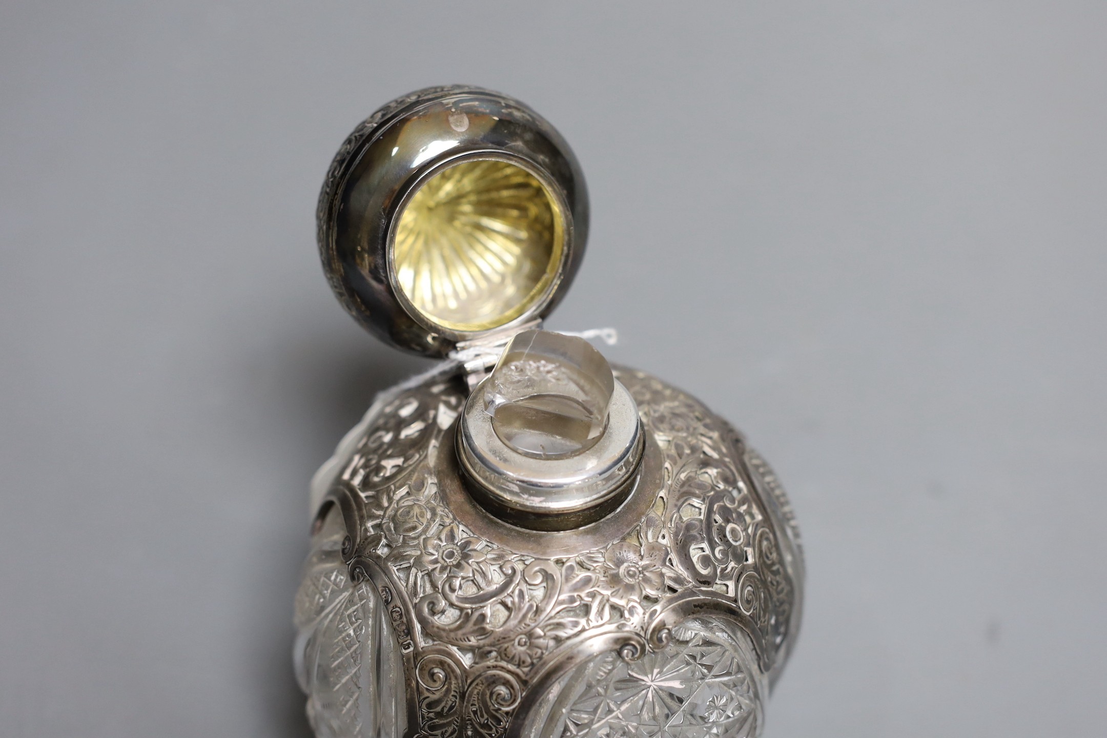 A late Victorian silver mounted cut glass scent bottle, John Round, Sheffield, 1894, height 13.1cm.